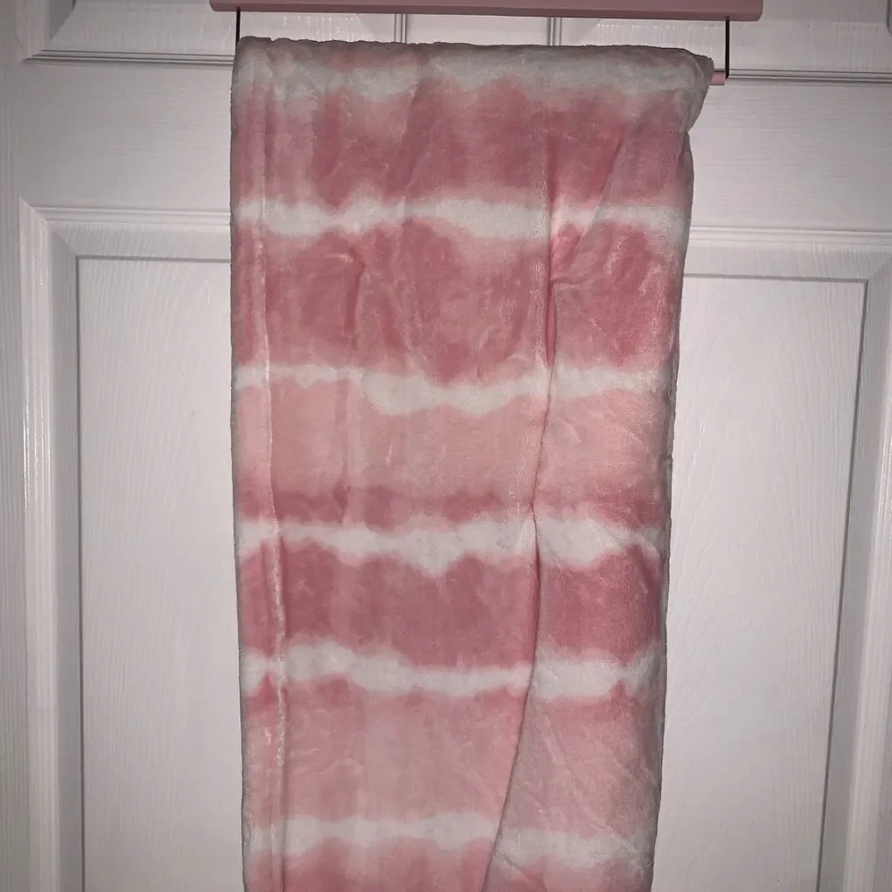 NWT Betsey Johnson Striped Throw Blanket